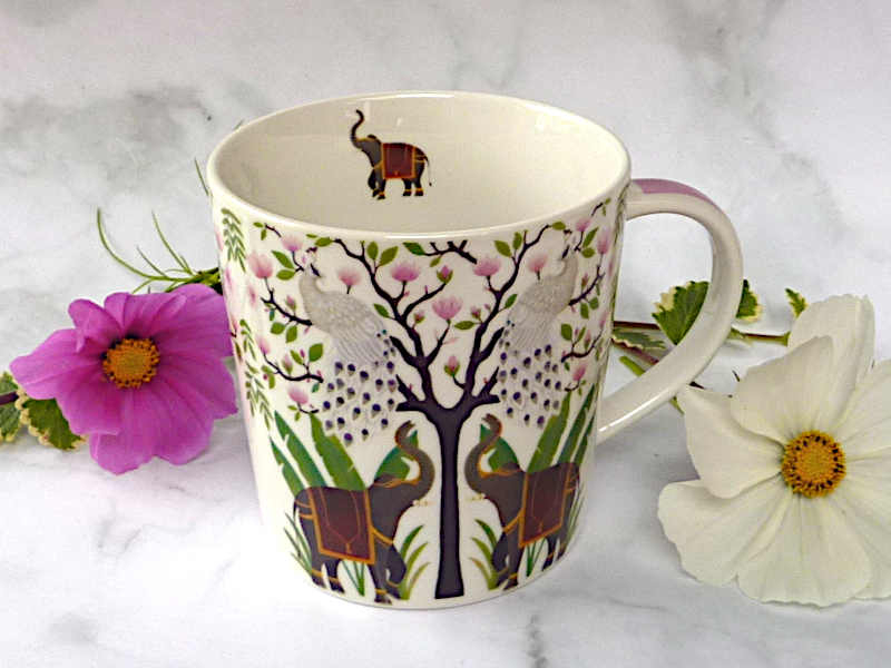 Kaffeebecher Elefanten & Pfauen 400ml Porzellanefanten   auf türkisem Mandala-Hintergrundnd Edelstahl-Teefilter, 0,4 l